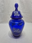 Lindo potiche bojudo com tampa em vidro azul cobalto com pintura floral e friso ouro. Medindo 13cm x 17cm de altura.