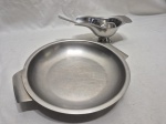 Lote de travessa redonda e molheira em aço inox. Medindo a travessa 21,5cm de diâmetro.