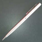 Caneta Marca CROWN !! modelo esferografica !! linda peça em aço escovado cor de prata !! acionamento no giro do corpo !! carga sem tinta , acervo de colecionador !!