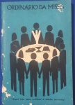 colecionismo - Livreto ` ordinário de Missa ` contem canticos de entrada !! Orações eucaristicas !! Etc.. Edição de petropolis ano de 1970 !! 