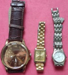 3 Relogios - antigos 1 modelo masculino marron de bateria!! + feminino caixa retangular marca Orimet !! + Feminino marca Destak !! Todos para conserto ou retirada de pecas !!  !!