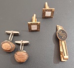 Colecionismo- 2 pares de abotoaduras e um prendedor de gravatas !! lindo material antigo !! otimo para figurino de teatro e similares !! abotoaduras em material foleado a ouro e pino de madeira nobre !!