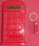 Colecionismo - Lindo Cofre com desenho de Cabine telefonica de Londres !! tamanho de 14cm de altura + chaveiro com tambem cabine tefonica !! Material do Cofre de Louça com abertura em baixo para retirada de moedas !! Linda peça !!