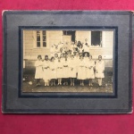 Fotografias - foto da década de 1930 em escola apenas para meninas - foto de formatura, ao fundo professores padres e irmãs com vestimenta religiosa - raridade !!! Tamanho de 17 cm x 11 cm