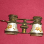 Colecionismo- binoculos de teatro !! Tipico de uso de mulheres !! com material metal com combinação de louça decorada !! lente embaçada precisa de limpeza de polimento .