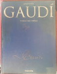 Livro de Artes !! GAUDI !!! todas as suas Obras !! capa dura !! , toda sua vida dedicada a Arquitetura !! periodo de 1852 Até 1926 !! 238 paginas !! sua bibliografia !! etc.. edição do ano de 1997 !! acervo de colecionador !!