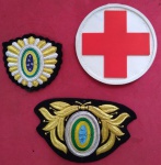 Militarismo = 3 emblemas de Uniforme do Exercito !! Peça de louros e Cruz Vermelha  !