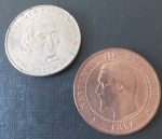 2 Moedas da França !! valor de DIX centimes ano de 1854 !! material de bronze , Raridade  !! alto valor de mercado + outra comemorativa de valor de 5 Francos !! ano de 1994 !!