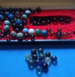 Colecionismo- 81 bolinhas de gude !! sendo 55 novas !! 16 tipo olhinho !! e 12 bolas com desgaste , acompanha caixa para guardar ...