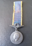 Medalha da Força Aerea do Brasil !! ministerio da Aeronáutica !! Merito Santos Dumont !! criada em 1956 !! com pequena fita azul e amarela !! m,aterial cinza metalico !!