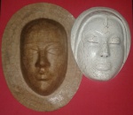 Arte popular, 2 mascaras feitas em papel marchê, uma em cor branca craqueada com feição feminina e outra em forma de chepéu, com rosto humano, cor marrom.