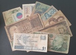 12 cedulas estrangeiras !! varios paizes !! antigas e de muita circulação !! oportunidade de aumentar sua coleçao !!