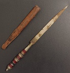 Colecionismo- Punhal decorativo !!! modelo Nordestino com bainha em Couro !! e punho com aneis de corres diferentes !! tamanho total de 20cm ...