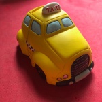 Colecionismo : Cofre em formato  de automével - modelo de automovel TAXI - tamanho de 11 x 7 cm !!! com as inscrições de Nova York !!