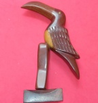 Arte popular, maravilhosa escultura de madeira nobre, formato de tucano com base giratória e posição e posição do pássaro também giratória, altura da peça = 22 cm, comprimento maior do pássaro = 21cm, madeira nobre