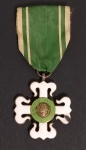 Medalha - Ordem do Merito Militar !! Menção Honrrosa concedida do ano de 1934 !! com fita verde e branca !! cruz de louça com desenho ornamentado em acabamento metalico !!