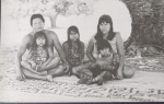Postal !! Brasil Nativo !! produzido pela Comissão Próindio !! local - São Felix do Araguaia - Carajá !! , casal com filhos .. foto em preto e branco !! acervo de colecionador !!