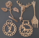 Arte Popular !! 5 peças em metal Bronze !! ideal para decoração de casa de campo, sitio ou fazenda !! uso como cabideiro, ou no local dos cavaleiros !! tamanho cerca de 12 cm .