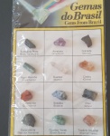 Colecionismo- CARTELA DE PECRAS TIPO GEMAS DO bRASIL !! 12 tipos diferentes de amostras !!  nacartela fechada com suas descrições nome popular e nome cientifico !!