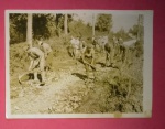Fotografia - Militarismo- patrulha de soldados Italianos na ajuda de melhoria de condicoes da estrada para passagem de aliados !!! em direcao a Roma !! Foto original de Jornal Ingles !! Tamanho de 18cmX 13cm !!  !!!!