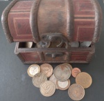 Lote de Moedas Estrangeiras Mais de 100 peças de varios paizes e de varios materiais tambem todas antigas e com valores diferentes  !!! otimo para completar coleções ... ou iniciar nova coleção !! com lindo bau de embalagem !!