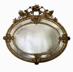 Importante e antigo espelho bisotado de grandes proporções, com moldura entalhada e dourada, estilo