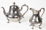 PRATA DE LEI. Serviço de chá com bule e leiteira em prata inglesa, vitoriana, cidade de Londres. Med