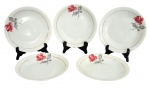 Lote contendo cinco pratos fundos em porcelana branca esmaltada adornada com motivo floral policromado e fio de ouro. Mede 22,5cm diâmetro.