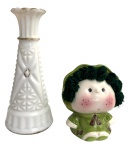 Duo de itens decorativos sendo uma floreira em opalina francesa com resquícios de antiga Douracao e um paliteiro em porcelana policromada representando Mafalda. Medida do maior 15cm.