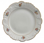PORTUGAL - Prato raso para coleção em pasta de porcelana portuguesa VISTA ALEGRE adornado com flores policromadas, volutas e contorno em ouro. Mede 23cm.