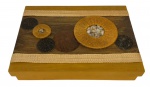 Caixa esotérica em madeira patinada de ocre, tampa com aplique de tecido, pedras e barbante. Mede 36cm x 26cm.