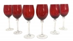 Conjunto de 6 taças para agua e ou vinho em cristal europeu denso, com bojos em vermelho rubi e hastes claras, apresentando elegância clássica e excelente presença de mesa. Ideal para composições refinadas. Mede 21,5cm.