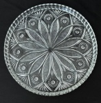 TCHECOSLOVAQUIA - Centro de mesa em denso cristal tcheco com lapidação facetada em flores. Formato circular. Mede 29,5cm.