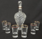 ITÁLIA - Serviço para licor em cristal translúcido composto de garrafa com seus respectivos seis copos com bordas douradas. Acompanha embalagem original. Sem uso. Medida do maior 25cm.