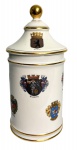 Pote de farmácia em pasta de porcelana Saler adornado com brasões de várias cidades da Europa entre elas França, Berlin, etc, policromados e com contorno em vibrante ouro. Acompanha tampa com pega. Mede 23cm altura.