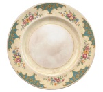 ENGLAND - Prato raso em porcelana inglesa PAREEK JOHNSON BROS BELGGRAVIA, adornado com guirlandas de flores em policromia e contorno em fio de ouro. Manchas do tempo. Possui bicado. Mede 25,5cm.