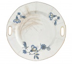 TCHECOSLOVAQUIA - Prato para bolo em porcelana tcheca adornada com ramalhetes de flores na cor azul e contorno em ouro. Manchas do tempo. Laterais vazadas. Mede 25cm diâmetro.