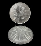 Duo de pratos para bolo em pasta de vidro, formato circular, um adornado com flores. Medida do maior 31,5cm.