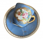 FRANÇA SÉC. XIX - Rara xícara para café e ou coleção em pasta de porcelana francesa de SÈVRES fartamente adornada com ramalhete de flores em policromia e filetes em vibrante ouro. Meados séc. XIX. Acompanha o seu respectivo pires.