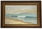 VIRGÍLIO LOPES RODRIGUES (1863, Recife, PE - 1944, Rio de Janeiro, RJ) - Obra em óleo sobre tela onde com maestria impressionista e delicadeza cromática, Virgílio Lopes Rodrigues captura a serenidade do mar em um horizonte suave, onde o céu levemente nublado se encontra com as ondas translúcidas em tons de azul e verde. A pincelada firme, porém etérea, transmite o movimento contínuo das marés e a luminosidade da manhã costeira, evidenciando sua habilidade em traduzir a atmosfera marinha com realismo poético. Proteção de moldura em madeira entalhada, com acabamento em dourado envelhecido, que realça a paleta suave da composição e reforça o caráter clássico da obra, tornando-a peça de destaque em qualquer coleção de arte brasileira dedicada ao gênero paisagístico marítimo.Observação: Obra em excelente estado de conservação, pronta para exposição ou acervo particular. Medida da obra 50cm x 80cm, medida total 67cm x 97cm.