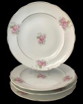 REAL - Conjunto de 4 pratos rasos em porcelana Real, decorados com delicadas rosas em tons de rosa e filetes dourados. Bordas recortadas em acabamento elegante. Peças de refinada mesa posta e coleção. Mede