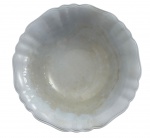 Tigela antiga inglesa em faiança branca, modelo Celeste, marca J. & G. Meakin  England, período início do século XX.Apresenta bordas onduladas e delicada pátina do tempo, conferindo-lhe charme e autenticidade. Mede 25,5 cm diâmetro.