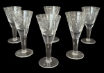 Jogo de seis cálices para vinho do porto em cristal translúcido lapidado, uma distinta. Meados anos 50. Pode conter bicados. Mede 11cm.