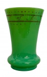 BACCARAT - Vaso em opalina francesa BACCARAT na cor  verde, adornada com contorno em vibrante ouro. Possui discreto bicado na borda. Mede 12cm altura.