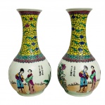 Par de imponentes vasos em porcelana oriental, fartamente adornados à mão com figuras humanas da família rosa e flores em rica policromia. Possui assinatura nas laterais e base. Formato balaustre. Mede 27cm altura.