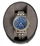 Relógio Citizen Eco-Drive - Elegante relógio Citizen modelo Eco-Drive, com mostrador azul multifunções e pulseira em aço inox.Movimento solar Eco-Drive, calendário, horário mundial e caixa em aço.Acompanha estojo e caixa originais da marca.Peça em ótimo estado geral, funcional e de excelente apresentação.