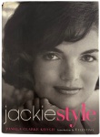JACKIE STYLE  Pamela Clarke Keogh (Introdução de Valentino)Edição ilustrada que celebra o legado de Jacqueline Kennedy Onassis, ícone máximo de elegância e sofisticação do século XX. Publicado por Pamela Clarke Keogh, com introdução assinada por Valentino Garavani, o livro explora a trajetória de Jackie  de primeira-dama dos Estados Unidos a referência internacional de moda e cultura.Edição em capa dura, com sobrecapa original em preto e rosa, fotografias em preto e branco  Peça de destaque para colecionadores de moda, cultura americana e biografias de grandes mulheres.