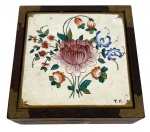 Caixa decorativa em madeira com tampa em cerâmica esmaltada, decorada à mão com delicado ramalhete floral policromado e assinatura T.P..Interior revestido em feltro verde. Peça artesanal de estilo vintage, ideal para uso decorativo ou como porta-joias. Mede 13 x 13 cm.