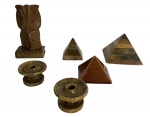 Conjunto decorativo composto por pequenas esculturas e objetos em pedra natural  incluindo coruja esculpida e três pirâmides estilizadas em tons terrosos, além de dois pesos cilíndricos. Peças artesanais de mesa, ideais para composição decorativa ou uso como amuletos e paperweights. Trabalho em pedra polida, com acabamento artesanal e bela pátina natural. Medida do maior 15 cm.