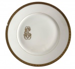 LOUÇA DO IMPÉRIO - Prato em pasta de porcelana francesa Limoges, modelo Double Dorure, com borda em ouro e monograma JCG de  JOAQUIM CÂNDIDO GUILHOBEL (Lisboa, 1787 - Rio de Janeiro, 1859) arquiteto, pintor e capitão . Peça de refinado acabamento e origem nobre, representando a elegância das manufaturas francesas do período do império brasileiro. Possui discreto bicado. Mede 21,5 cm.